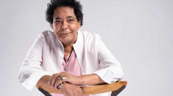 الكينج يطمئن جمهوره.. تفاصيل الحالة الصحية لمحمد منير بعد أنباء نقله للمستشفى