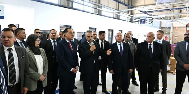 رئيس الوزراء يتفقد عدداً من أقسام مصنع “ليوني مصر” بمدينة بدر