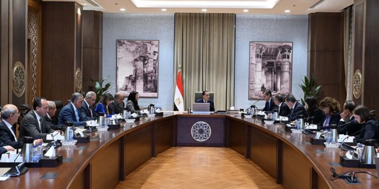 رئيس الوزراء يستقبل نائب رئيس البنك الأوروبي لإعادة الإعمار والتنمية