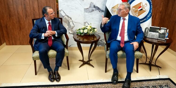 «البترول» و«شيفرون» العالمية يبحثان توريد الغاز القبرصي وتوسيع الاستثمارات الإقليمية