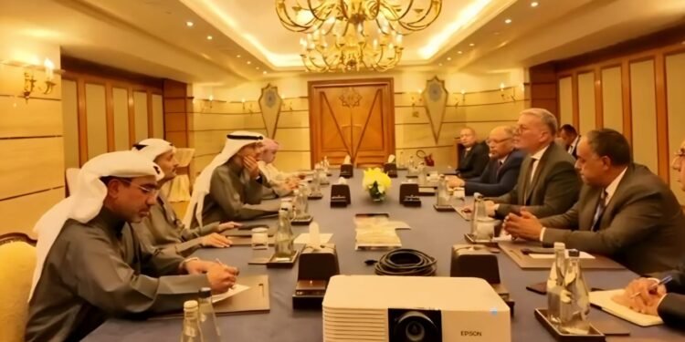 وزير البترول يبحث تعزيز التعاون والاستثمار مع كبرى شركات النفط الكويتية