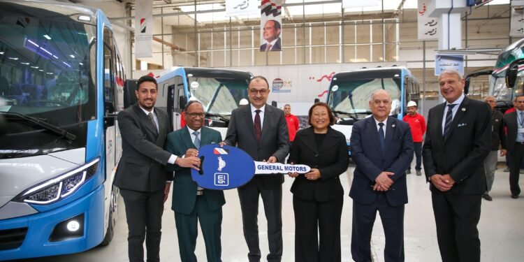 وزير قطاع الأعمال يشهد تسليم الدفعة الأولى من ميني باص “نصر ستار” بمكون محلى 70%