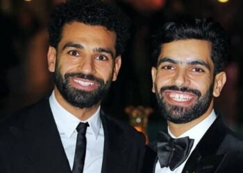 بعيداً عن أضواء ليفربول.. كيف يعيش نصر صلاح شقيق «مو صلاح» حياته كموظف بنك في طنطا؟