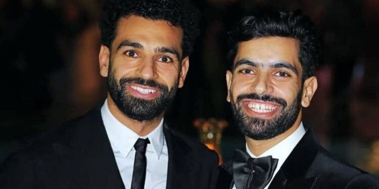 بعيداً عن أضواء ليفربول.. كيف يعيش نصر صلاح شقيق «مو صلاح» حياته كموظف بنك في طنطا؟