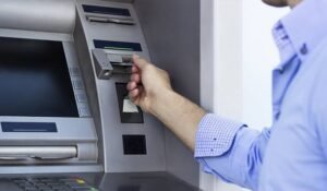 رسوم السحب من ماكينات ATM
