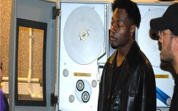 الممثل والمنتج الأمريكي Odain Watson في زيارة لمدينة الإنتاج الإعلامي لبحث التعاون السينمائي