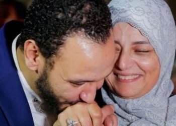 بكلمات تفيض حنينًا.. أحمد خالد صالح يحيي ذكرى وفاة والدته ويدعو لوالديه