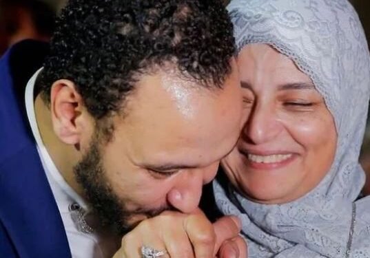 بكلمات تفيض حنينًا.. أحمد خالد صالح يحيي ذكرى وفاة والدته ويدعو لوالديه