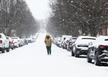 عاصفة شتوية تضرب الولايات المتحدة: إلغاء آلاف الرحلات وانقطاع الكهرباء عن 140 ألف منزل