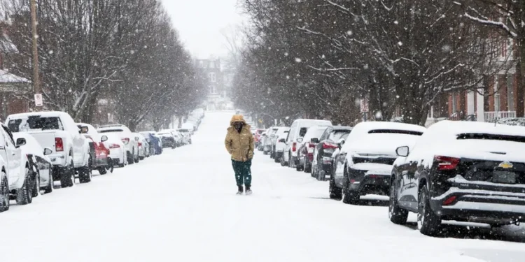 عاصفة شتوية تضرب الولايات المتحدة: إلغاء آلاف الرحلات وانقطاع الكهرباء عن 140 ألف منزل