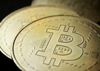 البيتكوين تقلص خسائرها وتستقر عند 65,617 دولارًا بعد هبوط حاد في تعاملات الجمعة