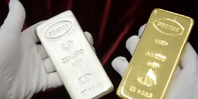 أسعار الذهب والفضة تحاول التعافي لكنها تواصل مسيرة هبوط أسبوعية