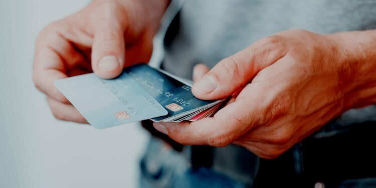 القرض الشخصي أم بطاقة الائتمان؟ دليل التوفير لاختيار التمويل الأرخص في 2026