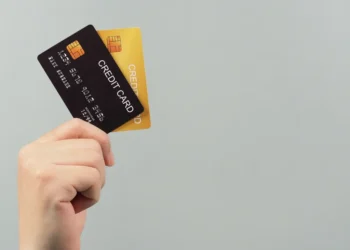 بطاقة الائتمان أم الخصم المباشر؟ دليل شامل لاتخاذ القرار المالي الذكي