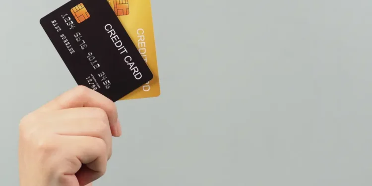 بطاقة الائتمان أم الخصم المباشر؟ دليل شامل لاتخاذ القرار المالي الذكي