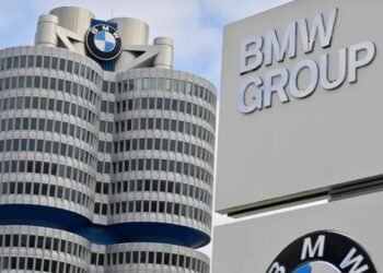 صدمة عالمية.. BMW تستدعي مئات الآلاف من سياراتها بسبب خطر الحريق!