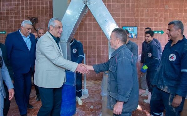 من قلب مصنع 18.. وزير الإنتاج الحربي يبدأ مهامه بجولة مفاجئة في “أبو زعبل للكيماويات”