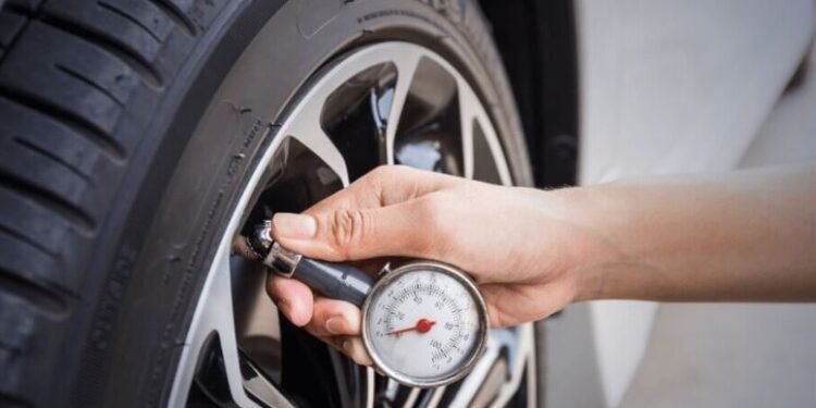 ضغط الإطارات الصحيح في السيارة.. كيف يوفر البنزين ويزيد الثبات ويطيل عمر الكاوتش؟