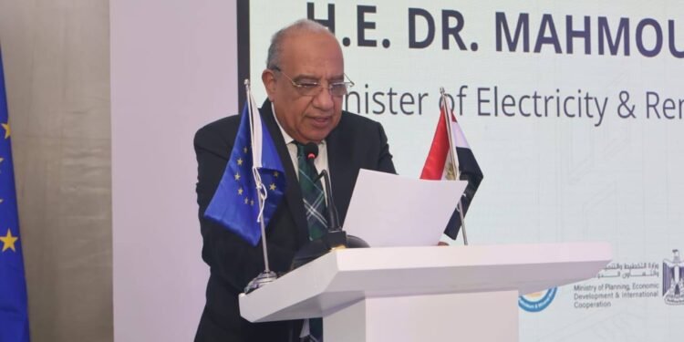 محمود عصمت وزير الكهرباء