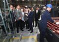 وزير الصناعة يتفقد مصنع متخصص في صناعة زجاج السيارات والألومنيوم