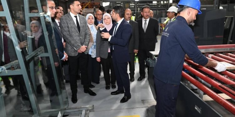 وزير الصناعة يتفقد مصنع متخصص في صناعة زجاج السيارات والألومنيوم