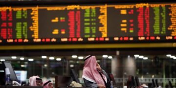 أسواق المال العربية في مهب الريح.. تعليق التداول بالكويت وهبوط حاد بمصر والسعودية