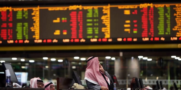 أسواق المال العربية في مهب الريح.. تعليق التداول بالكويت وهبوط حاد بمصر والسعودية