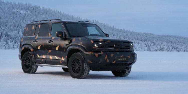 جيلي تشوّق جمهورها بسيارتها المنافسة للاند روفر ديفندر قبل إطلاقها الرسمي