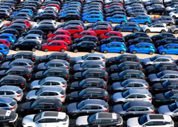 سوق السيارات في مصر: بين الدولار والجمارك.. هل الحلم بعيد المنال؟