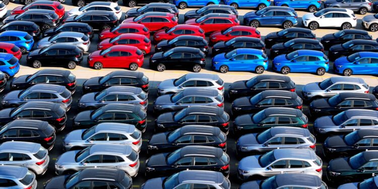 سوق السيارات في مصر: بين الدولار والجمارك.. هل الحلم بعيد المنال؟