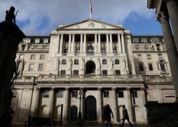 لماذا ترفع البنوك المركزية أسعار الفائدة.. وما تأثير ذلك عليك؟