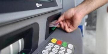 رسوم السحب من ATM في 2026.. كم تدفع عند استخدام ماكينة بنك غير بنكك؟ وحدود السحب الجديدة حتى 30 ألف جنيه