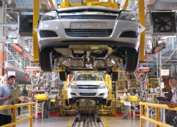 أزمة الرقائق واللوجستيات: تحديات سلاسل الإمداد التي تعيد تشكيل صناعة السيارات