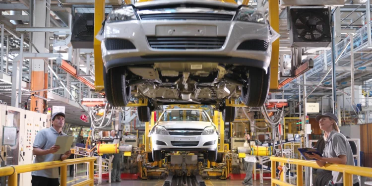 أزمة الرقائق واللوجستيات: تحديات سلاسل الإمداد التي تعيد تشكيل صناعة السيارات