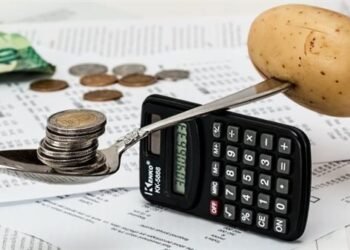 مصاريف البيت الأساسية: كام محتاج تعيش حياة عادية النهارده؟