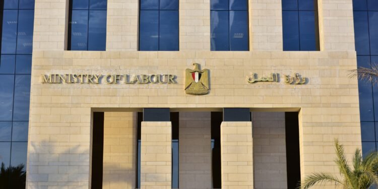 وزارة العمل تفتح باب التقديم على 296 وظيفة جديدة في السويس 2026