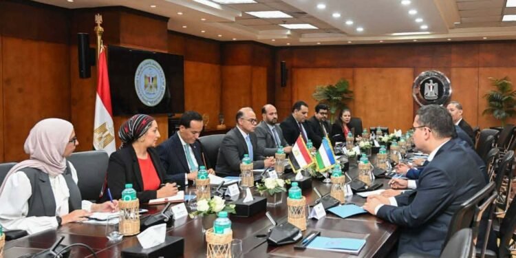 جانب من المباحثات المصرية الأوزبكية لتعزيز التعاون الاقتصادي وإقامة مناطق استثمارية مشتركة.