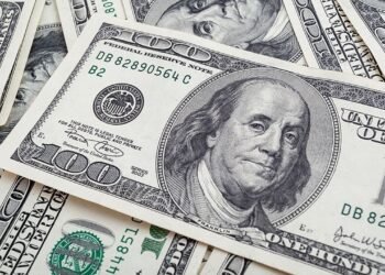 الدولار يعاود الصعود في البنوك المصرية ويتجاوز 52 جنيهاً.. تباين في أسعار الصرف بين البنوك