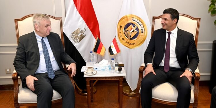 وزير الصناعة يبحث مع سفير ألمانيا لدى مصر سبل تعزيز التعاون الصناعي بين البلدين