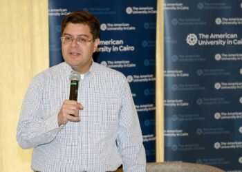 أستاذ الجامعة الأمريكية بالقاهرة عمرو الموجي يستكشف الأبعاد الأخلاقية للسيارات ذاتية القيادة