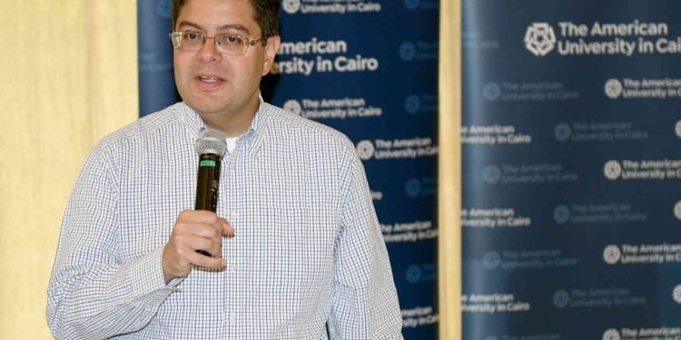 أستاذ الجامعة الأمريكية بالقاهرة عمرو الموجي يستكشف الأبعاد الأخلاقية للسيارات ذاتية القيادة