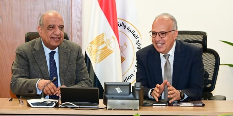 وزيرا الري والكهرباء يبحثان التوسع في استخدام الطاقة الشمسية بمحطات الرفع لدعم التحول الأخضر 