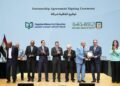 لإنشاء أكثر من 100 مدرسة جديدة في 100 مركز بمختلف محافظات مصر وتعزيز جودة التعليم البنك الأهلي المصري و”سيرا للتعليم” و10 شركات وكيانات أخري يوقعون اتفاقية مساهمين لدعم التوسع في قطاع التعليم المصري عبر شركة “التحالف المصري للتعليم”  وقع البنك الأهلي المصري وشركة “سيرا للتعليم” و10 شركات وكيانات أخرى اتفاقية المساهمين المنظمة لشركة “التحالف المصري للتعليم”، بهدف دعم خطط التوسع في قطاع التعليم المصري وتوفير خدمات تعليمية متطورة تلبي الطلب المتزايد على التعليم عالي الجودة في مختلف أنحاء الجمهورية، في إطار رؤية مشتركة تستهدف المساهمة الفعالة في تطوير المنظومة التعليمية المصرية من خلال إنشاء مدارس جديدة تعتمد أحدث النظم التعليمية وتواكب المتطلبات المستقبلية لسوق العمل في خطوة تعكس التزام القطاع المصرفي والقطاع الخاص بدعم التنمية المستدامة والاستثمار في رأس المال البشري. حضر توقيع الاتفاقية د/ حسين عيسى نائب رئيس الوزراء للشؤون الاقتصادية، د/ احمد رستم وزير التخطيط والتنمية الاقتصادية والتعاون الدولي، د/ أكرم حسن مساعد وزير التعليم للمبادرات الرئاسية ود/ محمد عوض الرئيس التنفيذي للهيئة العامة للاستثمار والمناطق الحرة.  وبموجب الاتفاقية، يعتزم البنك الأهلي المصري المشاركة في زيادة رأس مال الشركة بمبلغ 250 مليون جنيه، ليرتفع رأس المال المصدر إلى 1.25 مليار جنيه بدلاً من مليار جنيه، بما يمنح البنك حصة تبلغ 20% من رأس المال بعد الزيادة. وتستند هذه الشراكة إلى الجمع بين الإمكانات الاستثمارية والمؤسسية والتمويلية للبنك الأهلي المصري والخبرة التشغيلية والفنية الواسعة لشركة سيرا للتعليم، التي تخدم أكثر من 70 ألف طالب، بما يعزز قدرة الكيان الجديد على تحقيق نمو مستدام وتقديم نموذج تعليمي متطور يخدم الأجيال القادمة. وفي هذا السياق، صرح محمد الإتربي، الرئيس التنفيذي للبنك الأهلي المصري ان الاستثمار في التعليم يعد أحد أهم الاستثمارات الاستراتيجية التي تسهم في بناء مستقبل أكثر استدامة للأجيال القادمة، حيث يأتي انضمام البنك الأهلي المصري إلى شركة التحالف المصري للتعليم انطلاقًا من إيماننا العميق بأن تنمية الإنسان المصري هي الركيزة الأساسية لتحقيق التنمية الاقتصادية والاجتماعية الشاملة. وتؤكد هذه الخطوة حرص البنك على توجيه استثماراته نحو القطاعات الحيوية ذات الأثر التنموي المباشر، وفي مقدمتها قطاع التعليم الذي يشهد فرص نمو واعدة ويعد أحد المحركات الرئيسية لبناء اقتصاد قائم على المعرفة والابتكار. وأضاف الإتربي أن هذه الشراكة ستسهم في توفير نموذج تعليمي متميز قادر على تلبية احتياجات الأسر المصرية، كما ستدعم جهود الدولة في التوسع في الخدمات التعليمية ورفع جودتها، بما يتماشى مع رؤية مصر للتنمية المستدامة. ومن جانبها، أفادت سهى التركي نائب الرئيس التنفيذي للبنك الاهلي المصري ان الاتفاقية تعكس توجه البنك نحو الاستثمار في القطاعات الاقتصادية ذات القيمة المضافة العالية والأثر المجتمعي المستدام، حيث تم اجراء دراسة شاملة للفرص المتاحة في قطاع التعليم، الذي يعد من أكثر القطاعات الواعدة في السوق المصرية، في ظل النمو السكاني المتزايد والحاجة المستمرة إلى التوسع في الطاقة الاستيعابية للمؤسسات التعليمية.  مضيفة ان التحالف المصري للتعليم تعد منصة استثمارية قوية تجمع بين الملاءة المالية والخبرة التشغيلية، وهو ما يوفر أسسًا متينة لتحقيق نمو مستدام وعوائد طويلة الأجل، إلى جانب تحقيق أثر تنموي ملموس ينعكس على جودة الخدمات التعليمية المقدمة للمواطنين في مختلف المحافظات. وفي السياق ذاته. كما أعرب دكتورحسن القلا، المؤسس ورئيس مجلس إدارة شركة التحالف المصري للتعليم عن سعادته بتوقيع الاتفاقية، مؤكدا على ان انضمام البنك الأهلي المصري كشريك استراتيجي في شركة التحالف المصري للتعليم محطة مهمة في مسيرة النمو والتوسع التي تنتهجها سيرا للتعليم.  مضيفا بأن الجمع بين الخبرات التعليمية المتراكمة لسيرا والدعم الاستثماري والمؤسسي للبنك الأهلي المصري سيخلق نموذجًا ناجحًا للتوسع في التعليم الوطني عالي الجودة على نطاق واسع.