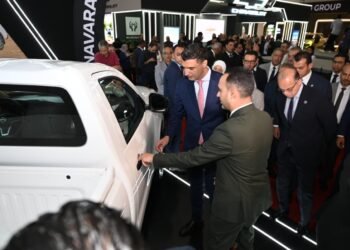 المهندس خالد هاشم وزير الصناعة خلال تفقده المعرض