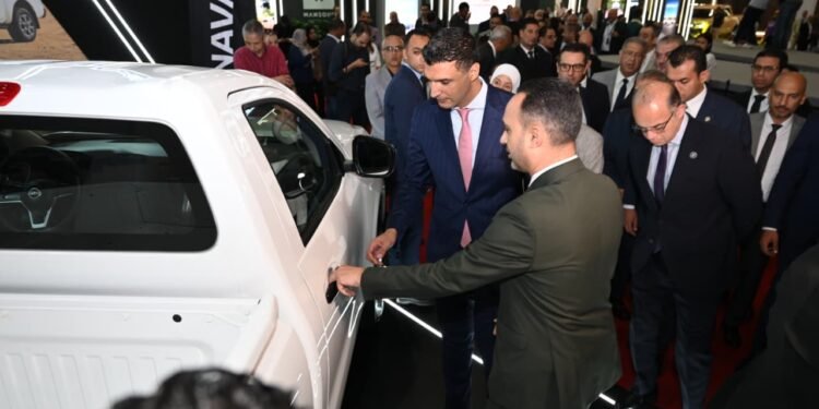 المهندس خالد هاشم وزير الصناعة خلال تفقده المعرض