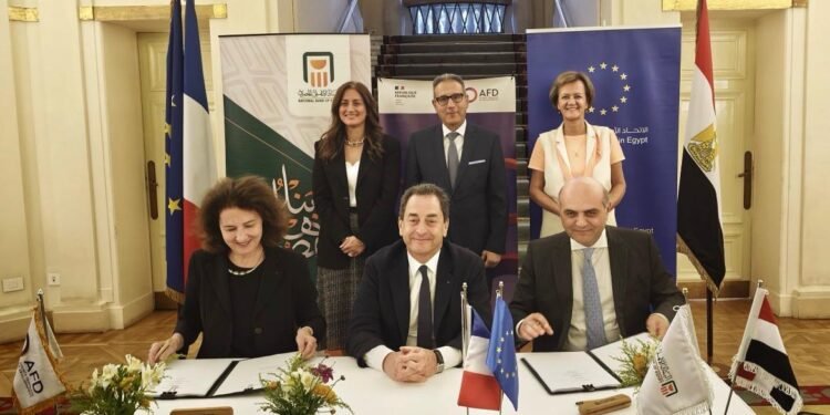 البنك الأهلي خلال توقيع تمويل مع الوكالة الفرنسية