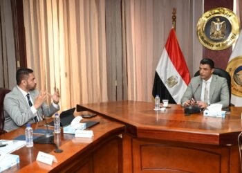 وزير الصناعة مع ممثلي شركة "التوكل الكهربائية