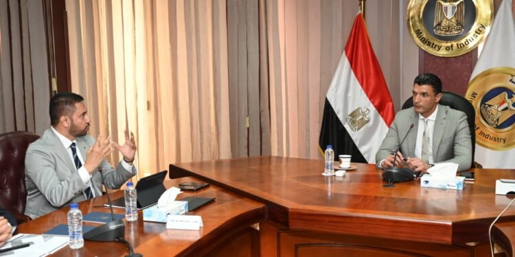 وزير الصناعة مع ممثلي شركة "التوكل الكهربائية