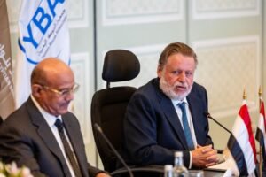 حسن عبد الله محافظ البنك المركزي المصري ونظيره اليمني أحمد غالب