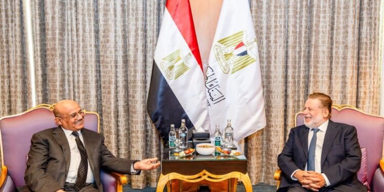 حسن عبد الله محافظ البنك المركزي المصري ونظيره اليمني أحمد غالب،